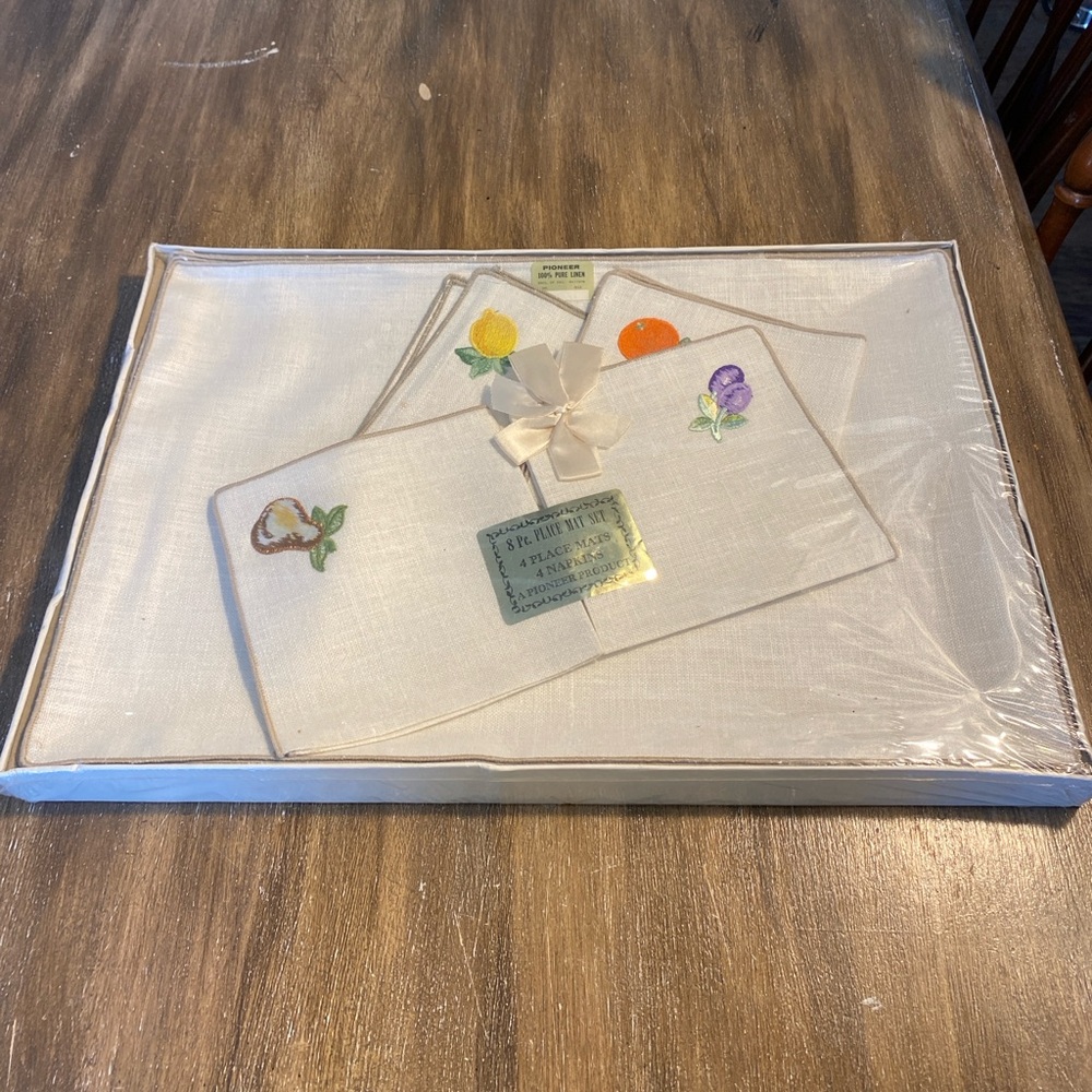Vtg PIONEER Linen Colorful Fruit Embroidery 8 Piece Set Placemats/Napkins